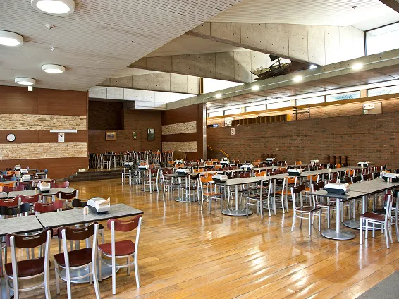 カフェテリアでの食事